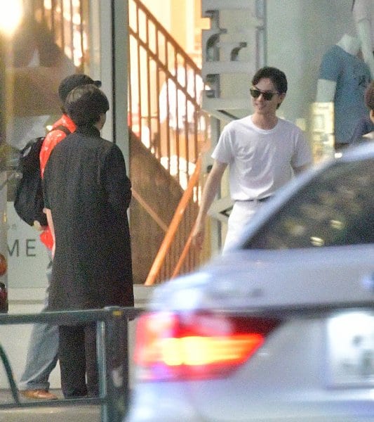 白黒正反対ファッションにサングラスをかけた山田と菅田