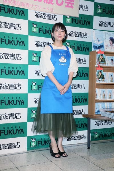 書店員のようなエプロン姿を披露した吉岡里帆