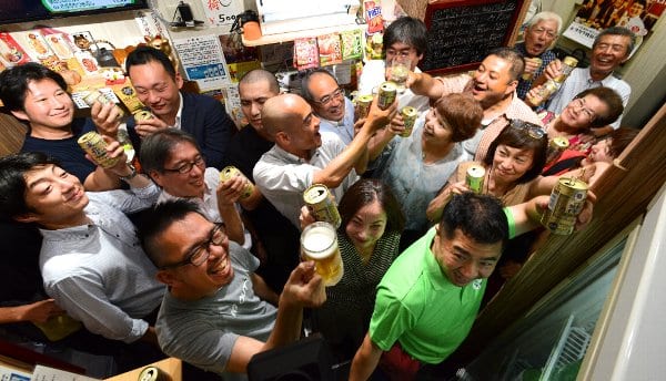 取材した日は『角打ちの日』（7月11日）。みんなで乾杯！