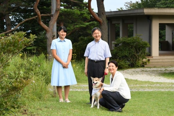 那須御用邸での家族写真（写真／JMPA）