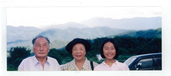 帰国後の父・善治氏と母。日本政府は冷淡だった
