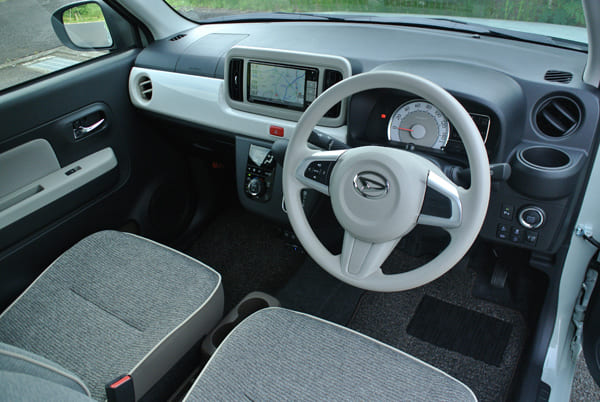 室内もむやみに背を高くせず軽重量を実現