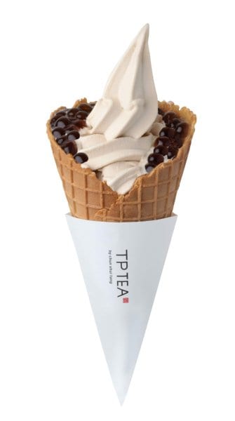 TP TEAのタピオカミルクティーソフトクリーム（594円）