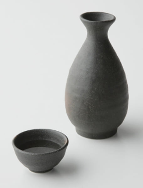 お酒も長寿には重要（写真／アフロ）