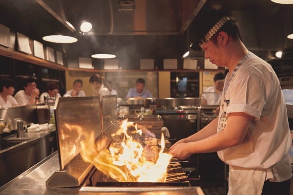 高温の炎で焼き上げる