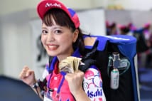 ビール売り子のアイドル化進行 二刀流を実践する子も