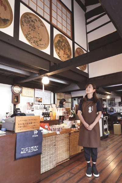 売店の壁には明治時代の日本画家・川船水棹が描いた四季の花鳥が飾られている