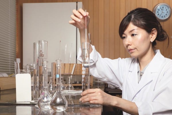 サンプルの酒を造り、メスシリンダーで日本酒の度数や酸度を測る