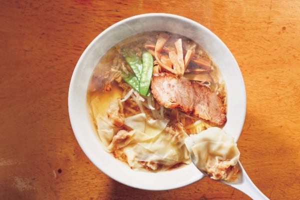 『香湯ラーメン　ちょろり』の「塩ラーメン（600円）＋ワンタントッピング（300円）」（撮影／岩本 朗）