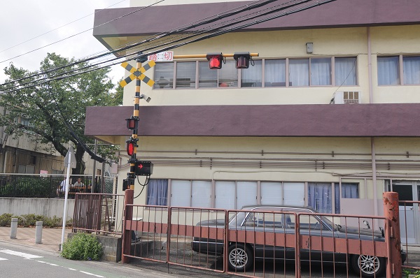 写真】鉄道の守護神の最新進化 「全方向踏切警報灯」とは｜NEWS