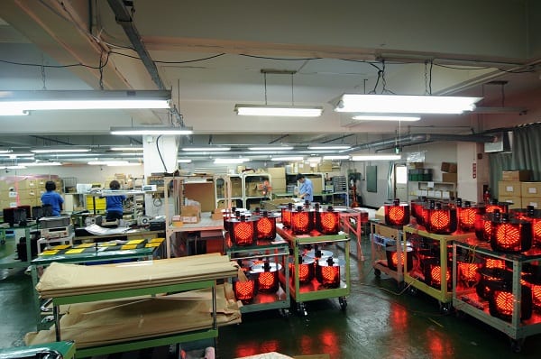 工場内で全方向踏切警報灯を製造している様子。同社では、年間2800灯を生産。これまでの累計は約3万灯に達する