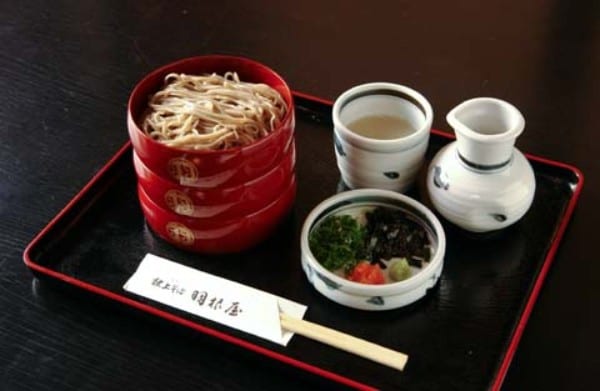 「羽根屋」の割子そば3段