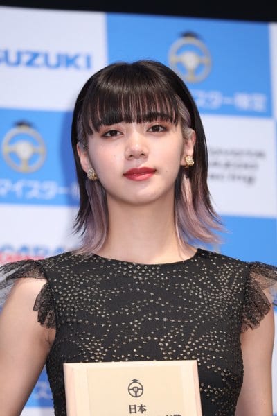 「日本ベスト・カー・フレンド賞」を受賞した池田エライザ