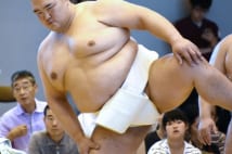 稀勢の里復活報道相次ぐが「巡業の成績なんてアテにならん」