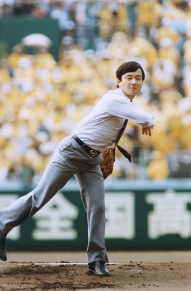 88年、夏の甲子園で始球式を行った皇太子（時事通信フォト）