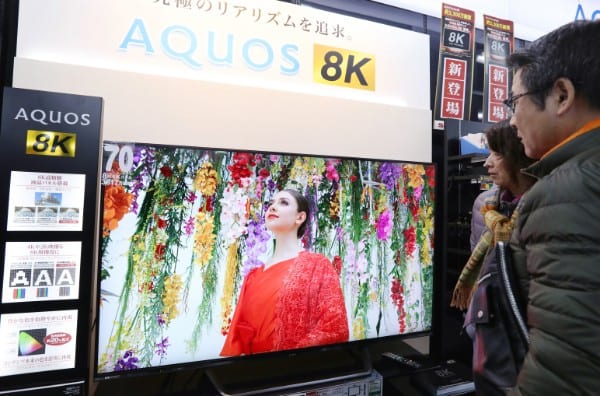 テレビ売り場もにぎわう（時事通信フォト）