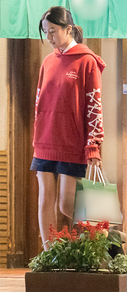 ミニスカートからは美脚をのぞかせて