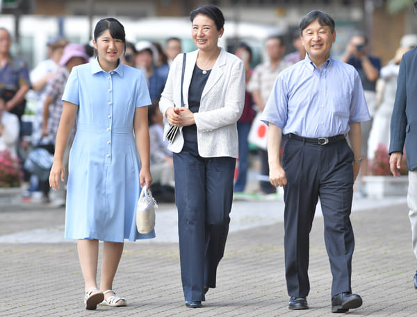 那須塩原の駅頭を並んで歩かれるご一家（撮影／JMPA）