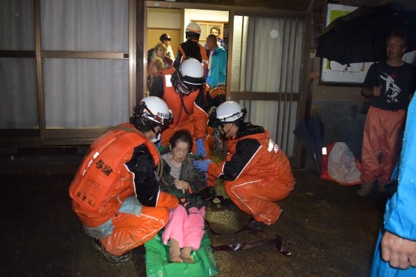 西日本豪雨での救助活動（共同通信社）