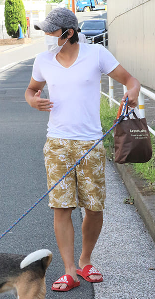 朝から愛犬を散歩