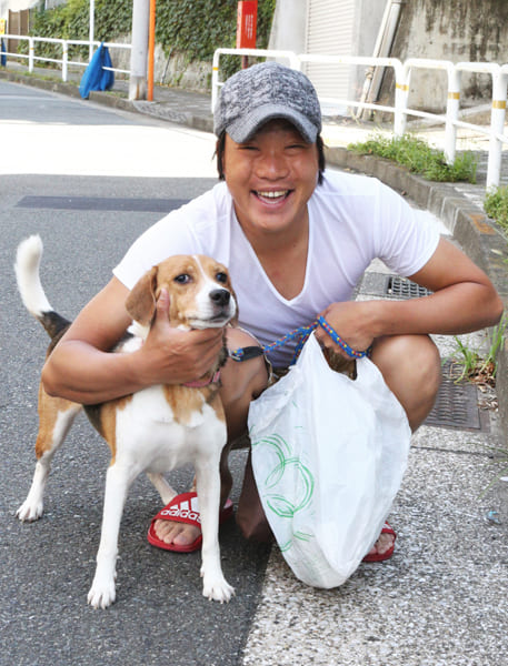 カメラマンに笑顔を見せるみやぞんと愛犬
