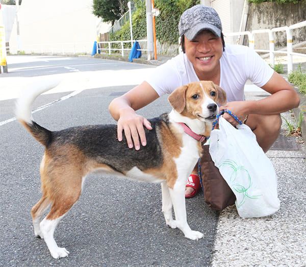 ラブちゃんを優しくなでるみやぞん