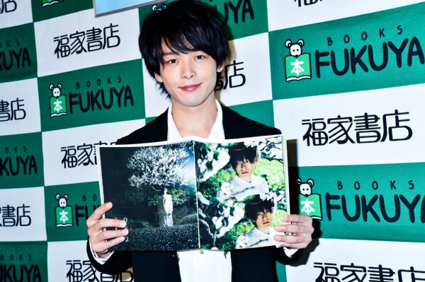 俳優・中村倫也が大ボリューム本を発売、その握手会の様子｜NEWSポスト