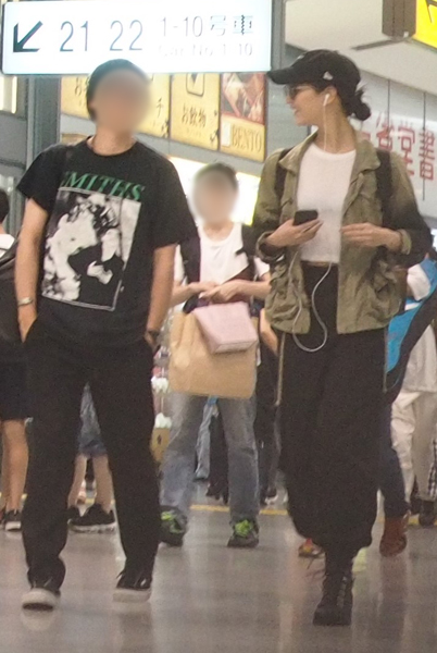 菜々緒 綾野剛似イケメンと見つめ合い微笑む2ショット5連発 Newsポストセブン