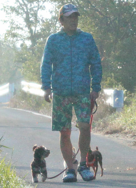 早朝、愛犬を散歩させる坂上