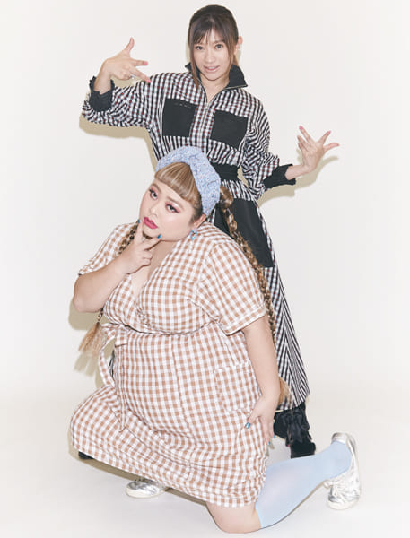 ポーズをキメるお茶目なふたり