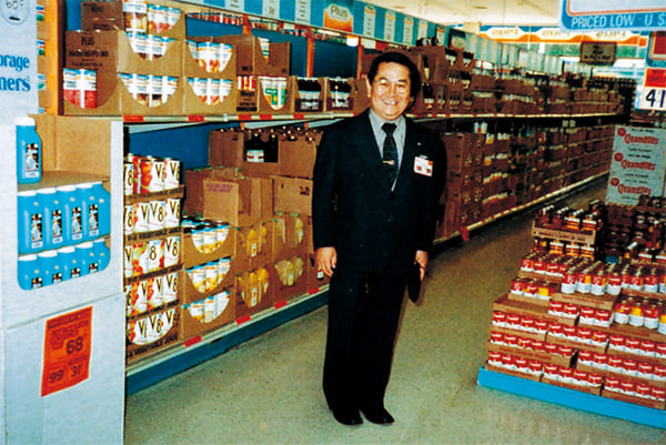 視察のため米国のスーパーマーケットを訪れた時の飯田会長