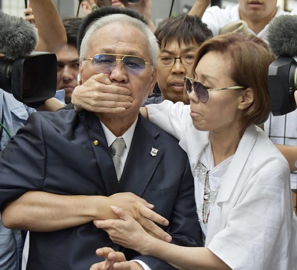 山根前会長と妻のこのシーンはワイドショーで繰り返し流れた（写真／共同通信社）