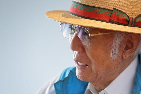 インタビュー中、時折、鋭い眼光が光る