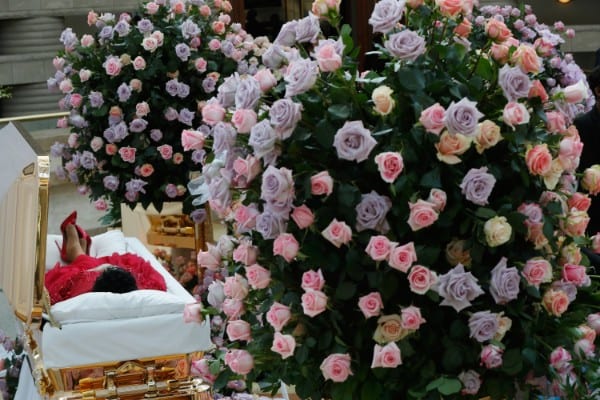 金色の棺に眠るアレサ（Getty Images）