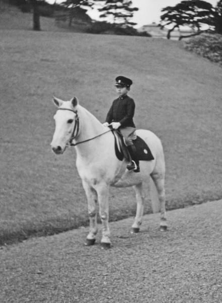 1942年、愛馬に乗る今上陛下（当時皇太子）