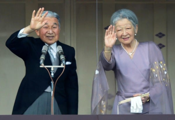 天皇陛下80歳の誕生日を祝う一般参賀で手を振る両陛下　共同通信社