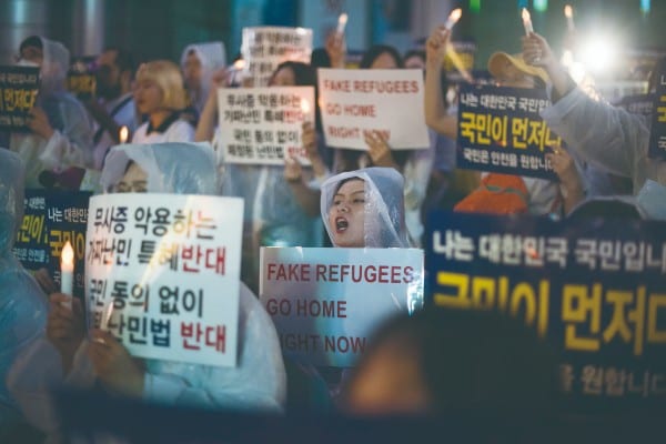 難民申請するイエメン人への抗議集会（6月30日、ソウル）　AFP/AFLO