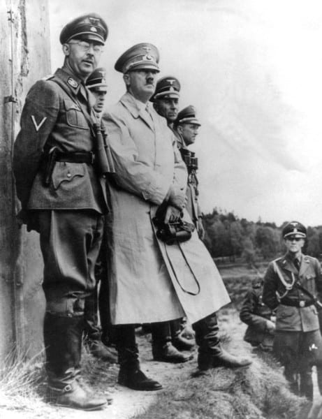 ヒトラーに随行する親衛隊長ヒムラー（左）　共同通信社