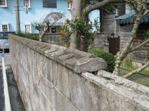ブロック塀の危険性は昔から指摘されていた（写真提供／エコ.グリーン設計）