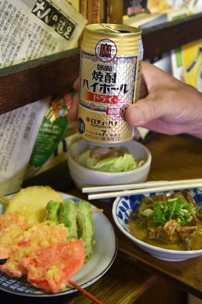 紅しょうがと季節の野菜の天ぷら（左）、どて焼き（右）は大阪一と客から大好評