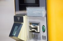 高級外車からマジックハンドが伸びてきて…、街の駐車場で繰り広げられる日常的なトラブル&珍事件