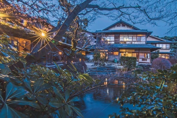 中庭から池越しに本館を望む