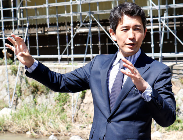 再建中の「獺祭ストア」の前で話す桜井一宏社長（撮影／武美静香）