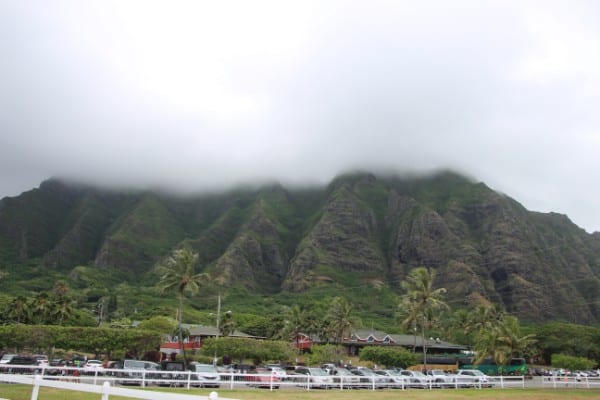 元年者がサトウキビ栽培に従事したオアフ島のコウラウ山脈（著者撮影）