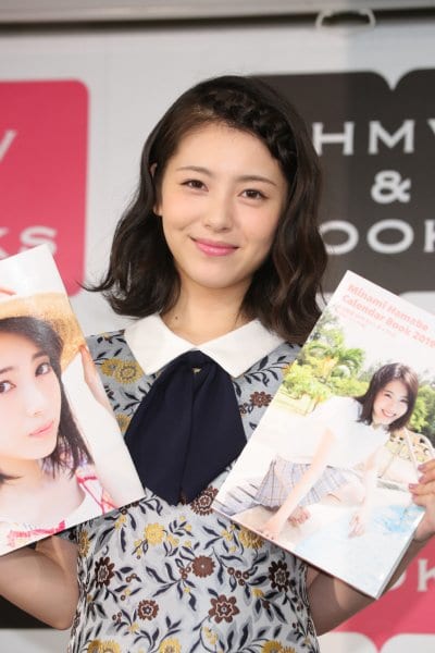 カレンダーブックを発売した浜辺美波