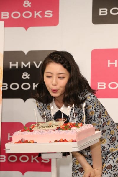 18歳の誕生日ケーキのロウソクを消して…