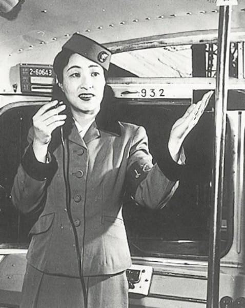 1951年●夜コースの冬服は、鮮やかなオレンジ色だった　（C）株式会社はとバス