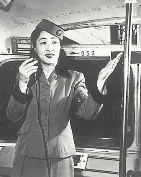 はとバス70周年 時代を映し出したバスガイド制服の変遷 Newsポストセブン