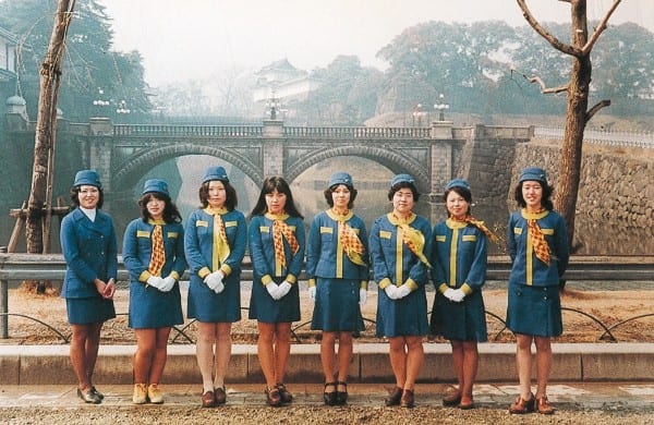 1972年●昼コースの合服は、千鳥模様のスカーフが印象的 (C)株式会社はとバス