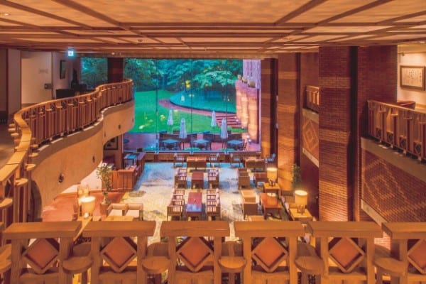 吹き抜けのエントランスロビー